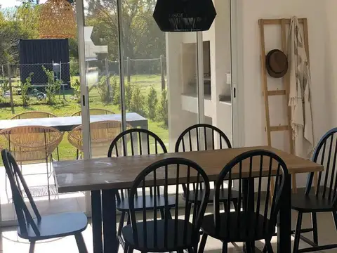 Casa en Alquiler con 2 cocheras