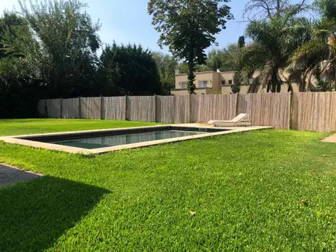 Casa en Alquiler con 2 cocheras