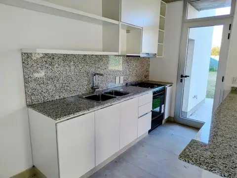 Casa 4 ambientes con 2 baños