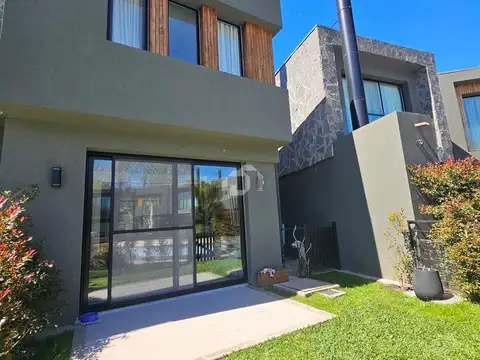 Casa tipo duplex en venta en Pilar, Barrio Los Cipreses