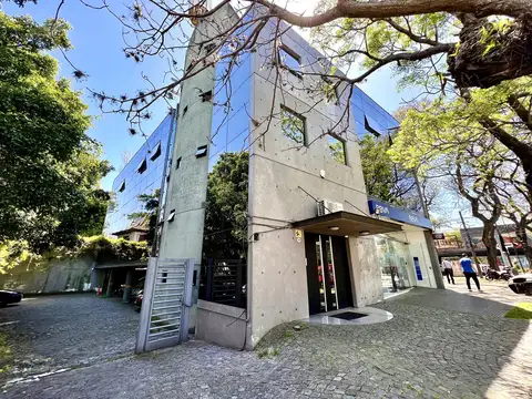 Excelente Oficina En Alquiler, 3 Plantas, Con Terraza y Cocheras - Martínez