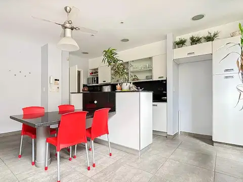 Casa en venta, Planta Baja, Barrio Martín, Rosario, 2 dormitorios con patio y cochera