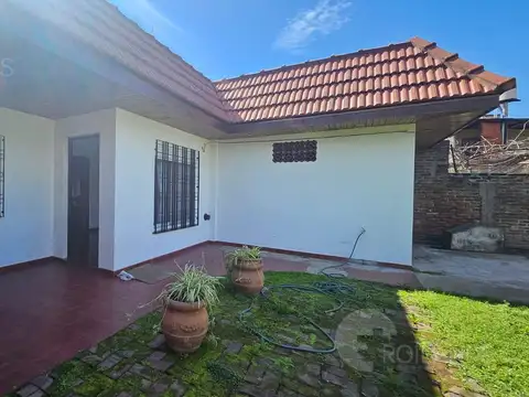 Casa 3 ambientes con garage y jardín en La Matanza Gonzalez Catan
