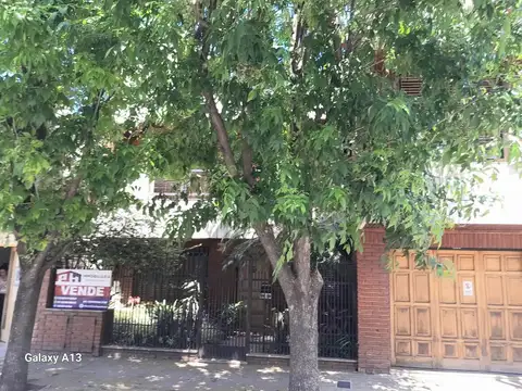 Venta de 2 viviendas s/ 300 m² de terreno con pileta (Excele