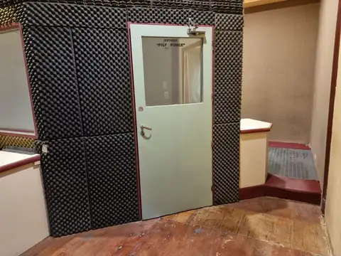 Oficina en planta alta cordoba 900