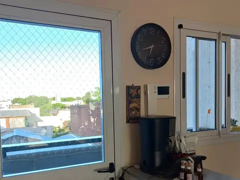 Departamento tres Amb. Casi nuevo. 3 Cdras. Estac.