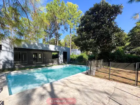 Venta de casa Apta Crédito 4 ambientes en Santa María del Pilar. Gran lote, jardín arbolado y pileta