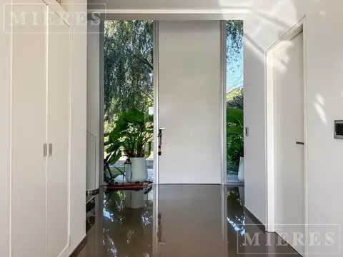 Casa 10 ambientes con 5 baños