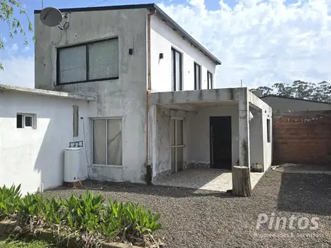Casa con detalles a terminar sobre calle Zorzal y Jilguero. UBAJAY.