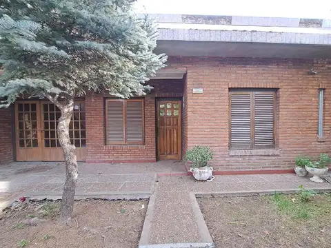 VENTA CASA 3 AMB EN MUÑIZ CON DOS PATIOS COCHERA