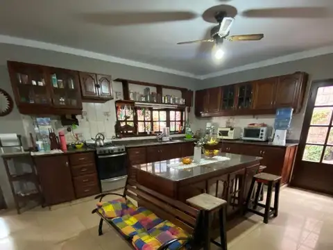 Casa 5 ambientes con 2 baños