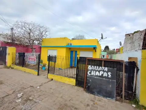 VENTA - Casa 3 ambientes - sobre lote 10 x 25 - sobre Avenida - Monte Grande