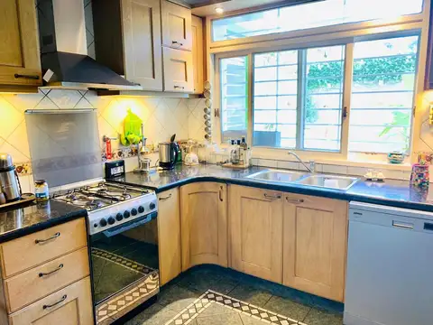 Casa 7 ambientes con 2 baños