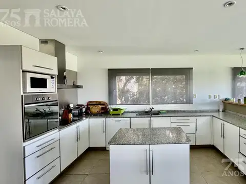 Casa venta 7 ambientes Isla Santa Monica - 3 Pisos Vistas Panorámicas Muelle Privado