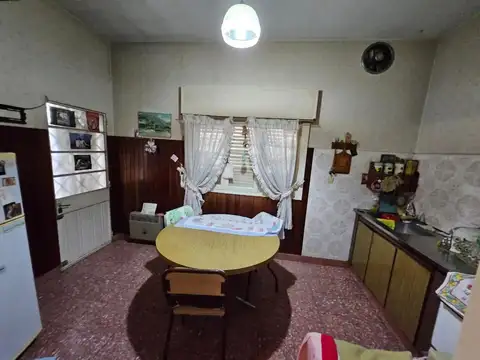 Venta Casa Amplia con Locales, Departamento y Espacios Abier