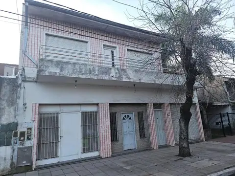 Venta Casa Amplia con Locales, Departamento y Espacios Abier