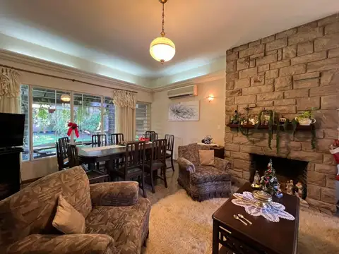 Casa 4 ambientes con 2 baños