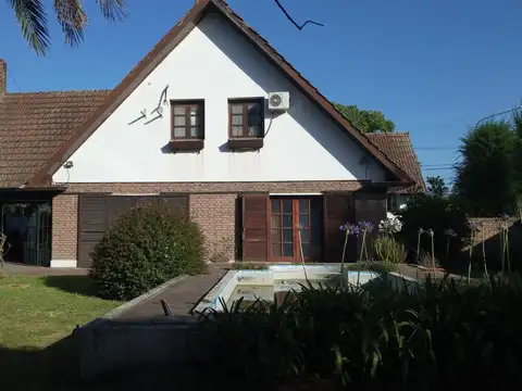 Casa 8 ambientes con 5 baños