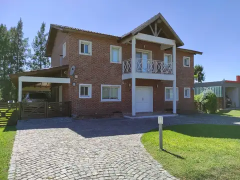 CASA 4 AMBIENTES EN VENTA EN MALIBU CANNING