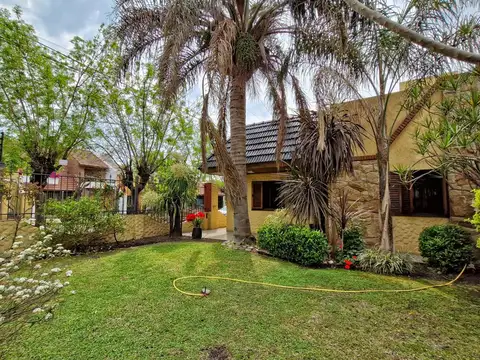Venta Casa 4 amb. 2 baños, dependencia, Lav, coch.  patio, Lanus Y/O PERMUTA