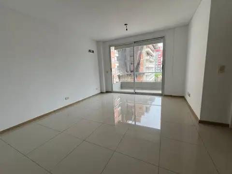 Muy buen depto. de 2 ambientes con balcon y COCHERA, SUM y, TERRAZA C/PARRILLA