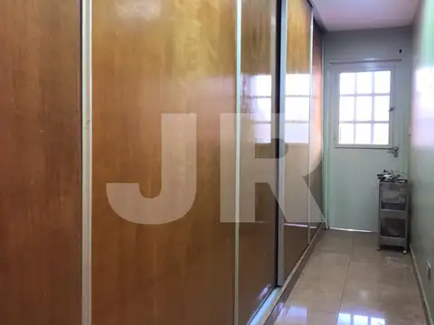 CHALET, CON FONDO LIBRE PARQUIZADO, GGE PARA 2 AUTOS, QUINCHO Y PARRILLA