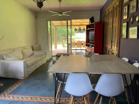 Casa 6 ambientes con 2 baños