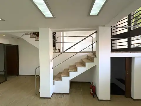 Oficina 8 ambientes con 2 baños