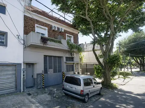 Venta ph apto Oficina 260m2 a metros de avenida y estacion tren