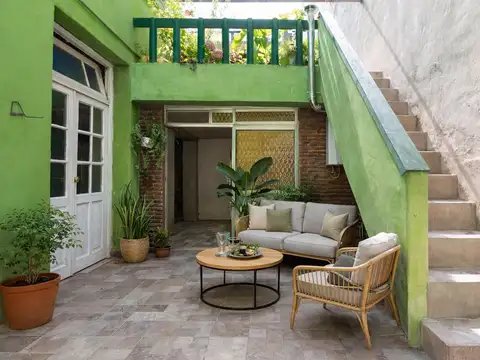 ¡Casa en lote propio con patio y gran terraza en Boedo, con potencial para proyectar!