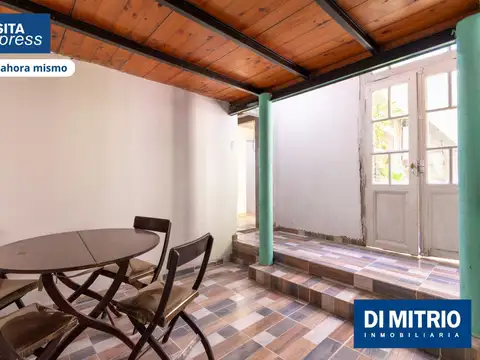 ¡Casa en lote propio con patio y gran terraza en Boedo, con potencial para proyectar!