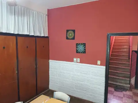 Casa 8 ambientes con 2 baños