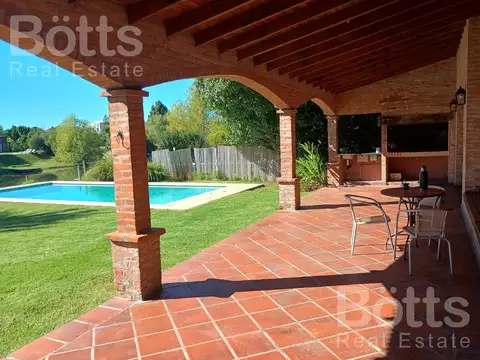 Casa en Venta con 3 cocheras