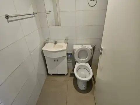 Departamento 2 amb. al frente c/ patio. Entrada independiente. FINANCIA. TOMA VEHICULO