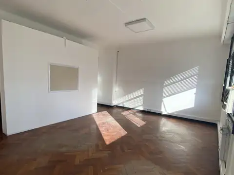 Oficina o departamento de 3 ambientes con baño privado  en Monserrat!