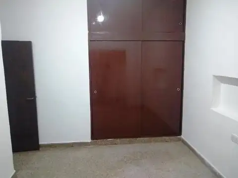 Casa de 3 ambientes con cochera para dos autos en centro de San Justo.