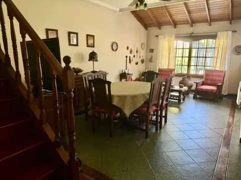 Casa 5 ambientes con 2 baños