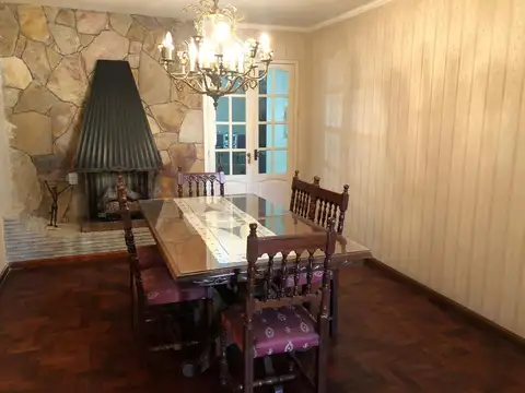 Casa 4 ambientes con 2 baños