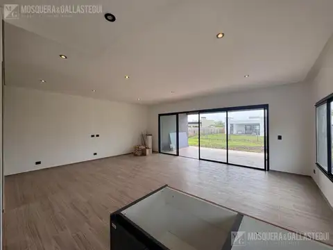 Casa en Venta en Pilar del Este - Santa Lucia, USD 190.000