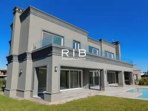 Excelente Propiedad Neoclásica con Renta