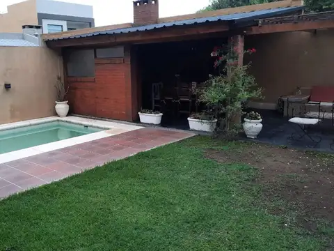 Casa en  venta tres dormitorios, patio, piscina en Junin.