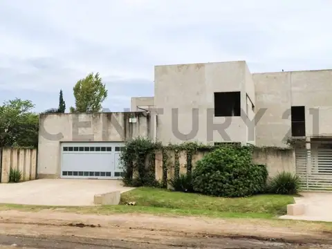 Imponente casa en construcción a la venta en zona residencial de Rafaela