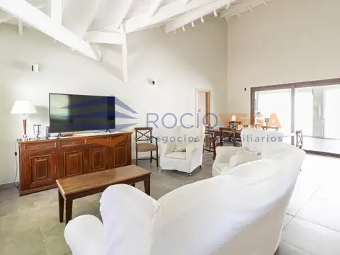 Casa en Venta con 2 cocheras