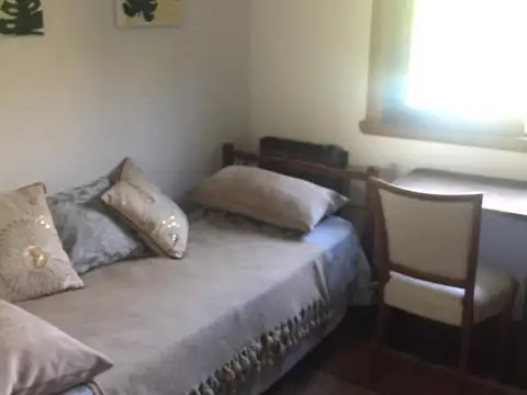 Amplia casa en dos plantas.Con piscina y fondo.Bolívar casi Argerich.Hurlingham.ACEPTA MENOR VALOR