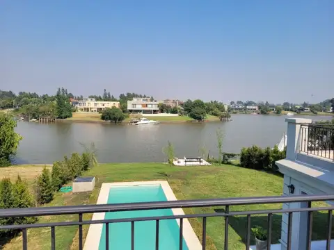 Casa en Venta con 4 cocheras