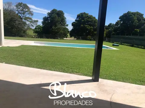 Casa 8 ambientes con 5 baños