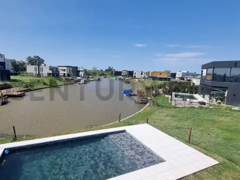 Boulevard de todos los santos 5000, Piso 0