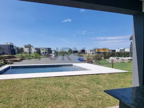 Boulevard de todos los santos 5000, Piso 0