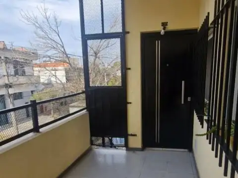 Alquiler PH  2 Amb Planta Alta por escalera sin expensas, Caseros