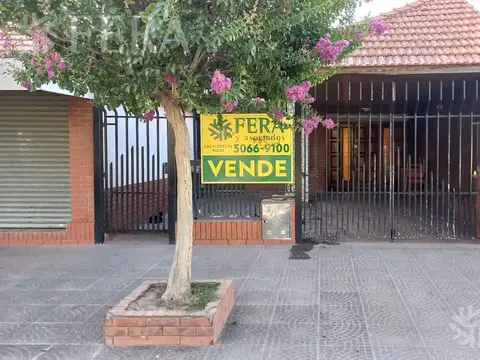 Venta de Chalet 3 ambientes en  Wilde con jardin, pileta y local (25219)